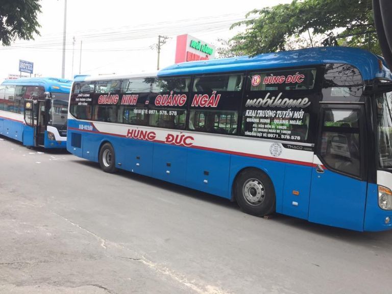 Dàn xe khách Mai Linh Express màu hồng và xanh lá đậu trước tòa nhà công ty.