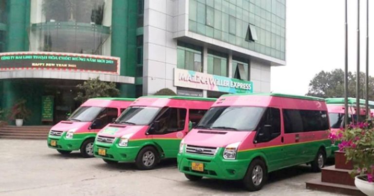 Xe limousine cao cấp đen, nội thất sang trọng, cửa mở, sẵn sàng đón khách đi Đà Lạt