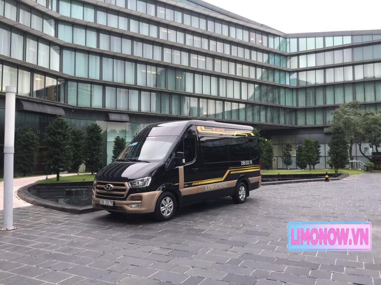 Xe limousine Phước Thành màu đen đỗ trước tòa nhà hiện đại, sẵn sàng phục vụ khách hàng