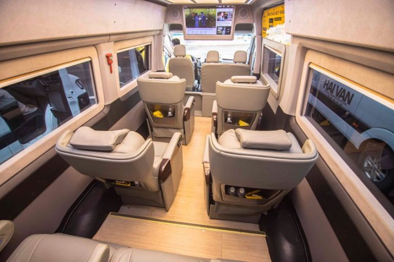 Nội thất xe khách giường nằm sang trọng của Xe Phước Thiện với cảnh núi non bên cửa sổ