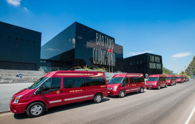 Nội thất xe khách Phước Thiện sang trọng với ghế da màu nâu nhạt, đèn trần và cửa sổ có rèm che trên tuyến Phan Rang – Sài Gòn