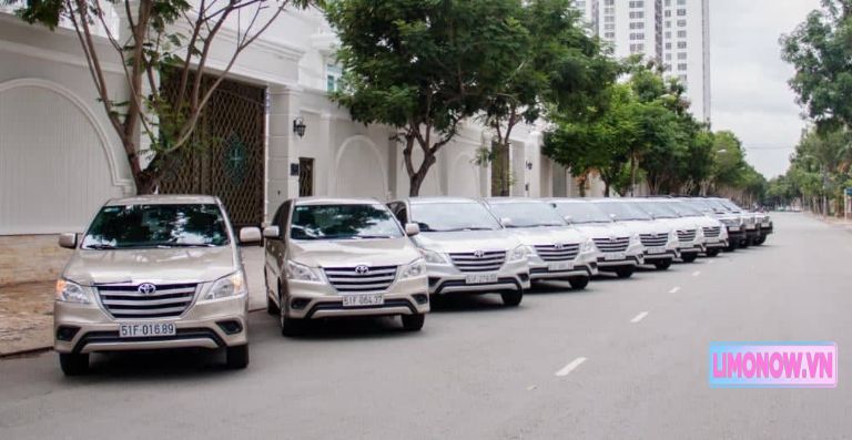 Xe khách DCAR Limousine Ford Transit màu trắng