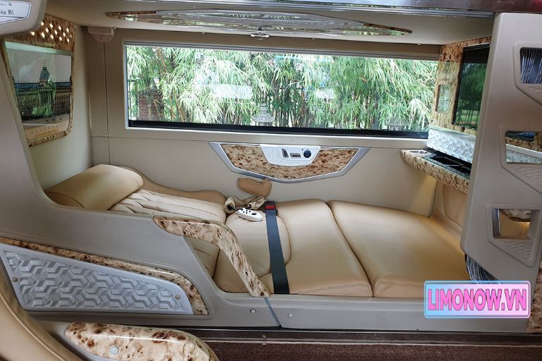 Đoàn xe limousine tại Cửa khẩu Quốc tế Móng Cái