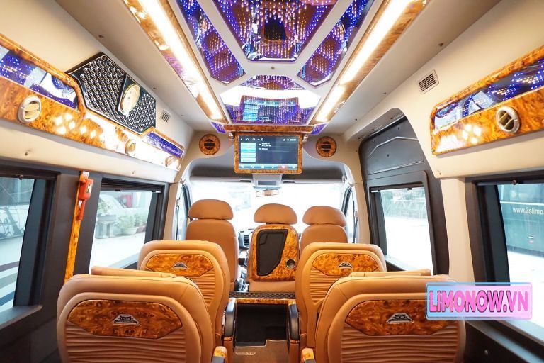 Xe Ford Transit Limousine đen của Rạng Đông, phục vụ tuyến Đắk Lắk – Nha Trang