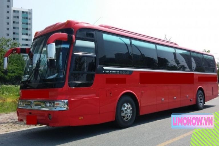 Dàn xe khách Thanh Bình Xanh màu đỏ đậu tại bến xe Ba Giàng