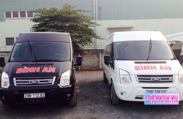 Hai xe Ford Transit màu đen và trắng của hãng Bình An