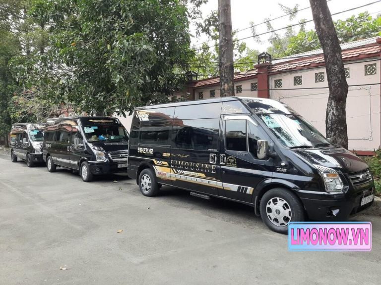 Xe limousine đen của dịch vụ Thanh Toàn phục vụ tuyến Cao Bằng Hà Nội