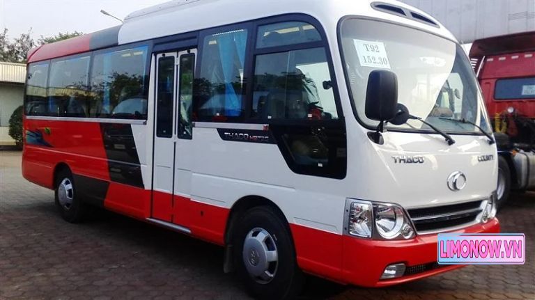 Nội thất xe limousine cao cấp với ghế da sang trọng và đèn trần hiện đại