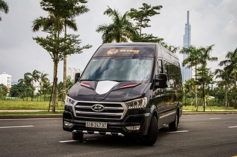 Nội thất xe ô tô sang trọng hiện đại với ghế da và ốp gỗ