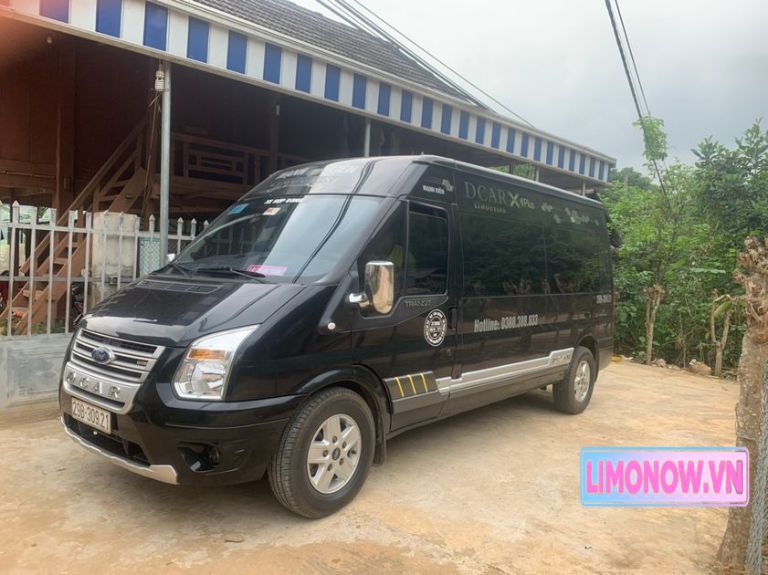 Dàn xe limousine Thiện Thành tại Cửa khẩu Quốc tế Móng Cái, sẵn sàng cho các chuyến đi đến Hà Nội