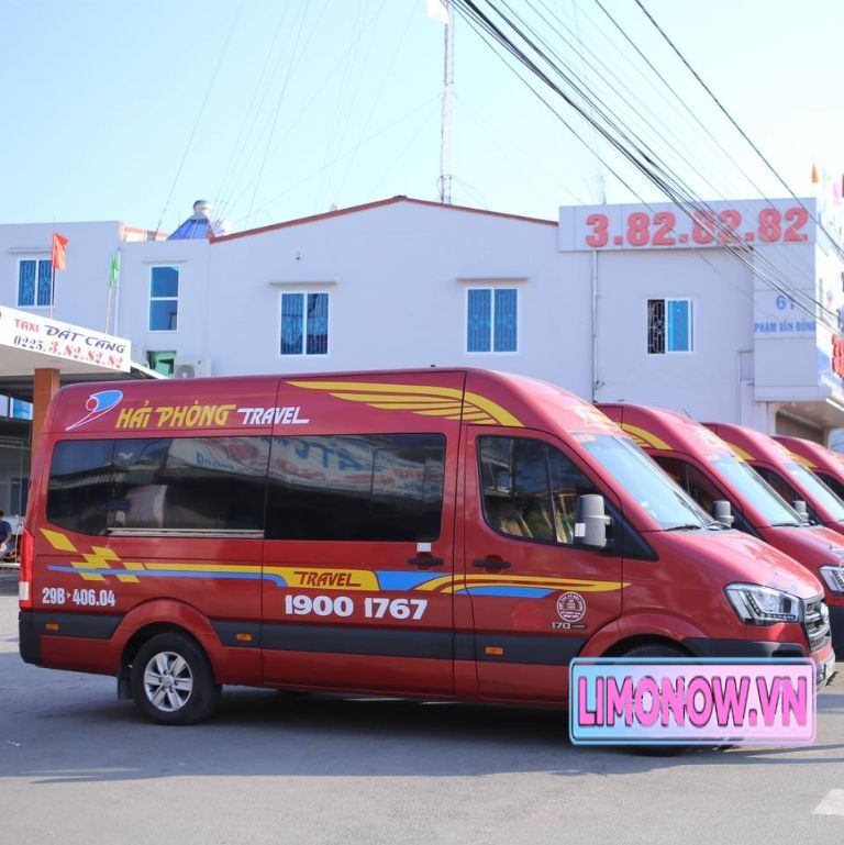 Dàn xe Limousine Hải Phòng Travel màu đỏ đậu trước văn phòng