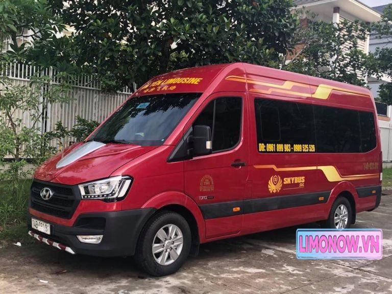 Xe Limousine Ford Transit đen của Tuyết Hon đi Kiên Giang