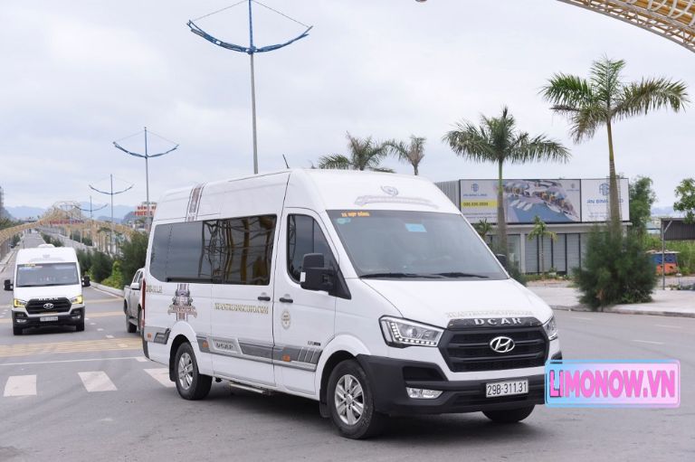 Xe limousine Tuyết Nhung Hyundai Solati màu trắng đang chạy trên đường