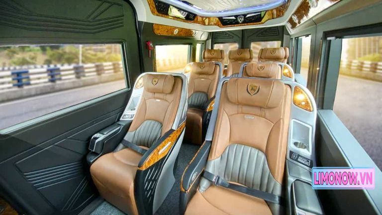 Xe limousine Ford Transit màu đen của dịch vụ Vân Đồn Xanh đậu bên đường