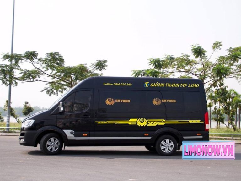 Nội thất sang trọng của xe khách Limousine Vân Thuận, ghế da nâu cao cấp và đèn trần trang trí