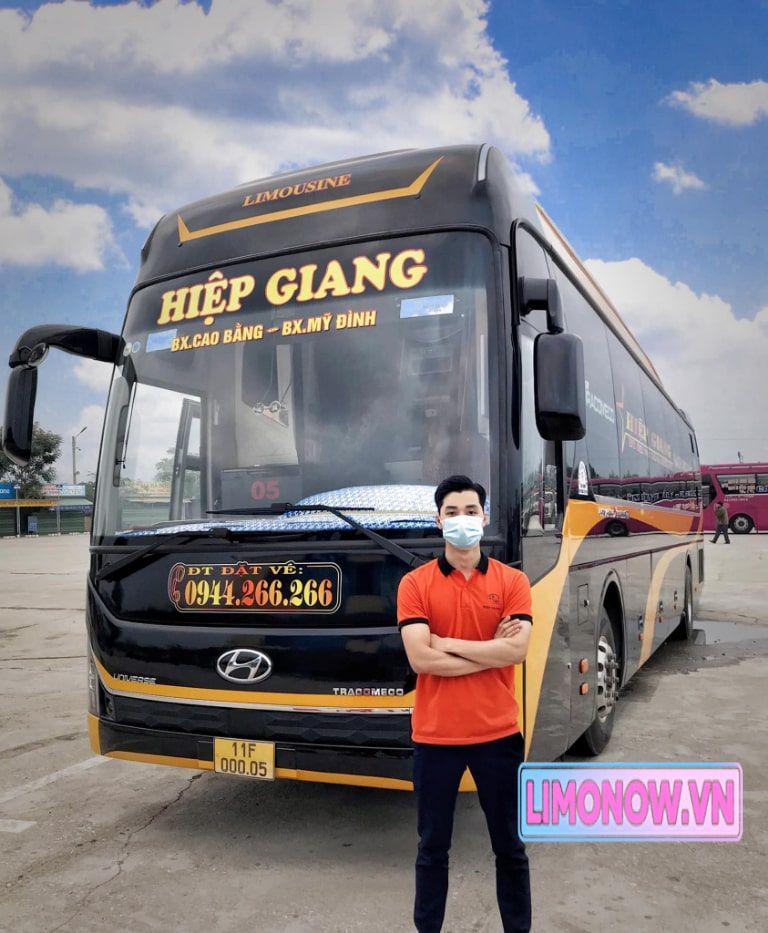 Đoàn xe Ford Transit Limousine màu trắng xếp hàng gần biển hiệu CITY HANOI, dịch vụ vận chuyển du lịch