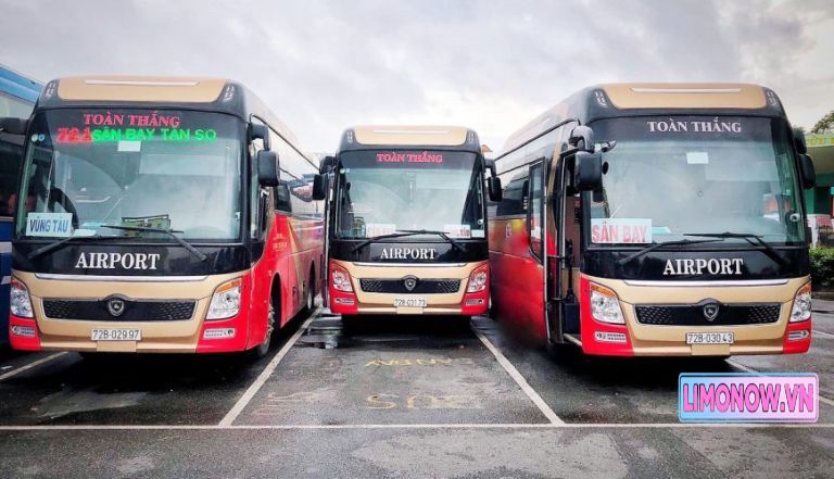 Xe khách giường nằm Mobihome Queen Cafe VIP Open Bus màu xanh trắng, đèn nội thất sáng rực vào ban đêm.