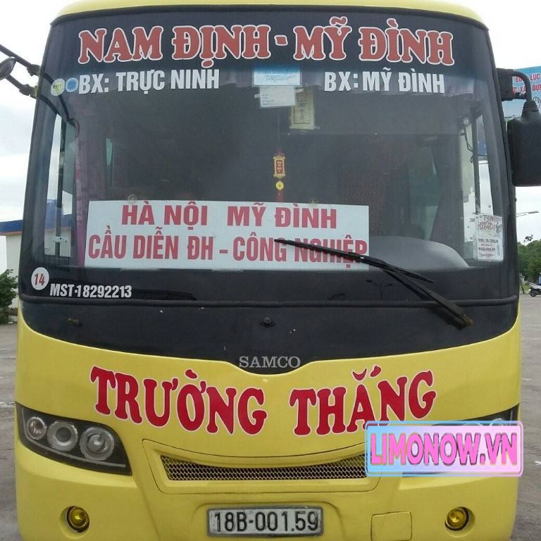 Xe limousine Hải Phòng Travel màu đỏ đậu trên đường, có số điện thoại đặt vé.