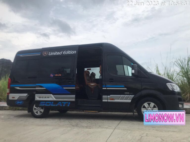 Xe Vĩnh Thịnh limousine Hyundai Solati màu trắng đang di chuyển trên đường