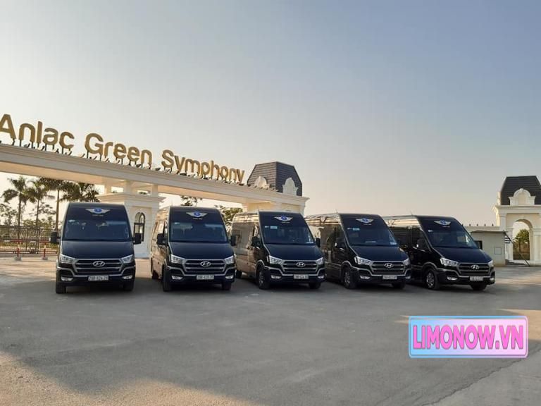 Xe Limousine Tùng Tuân Dcar đỗ trước cổng Hội Xuân Yên Tử 2022