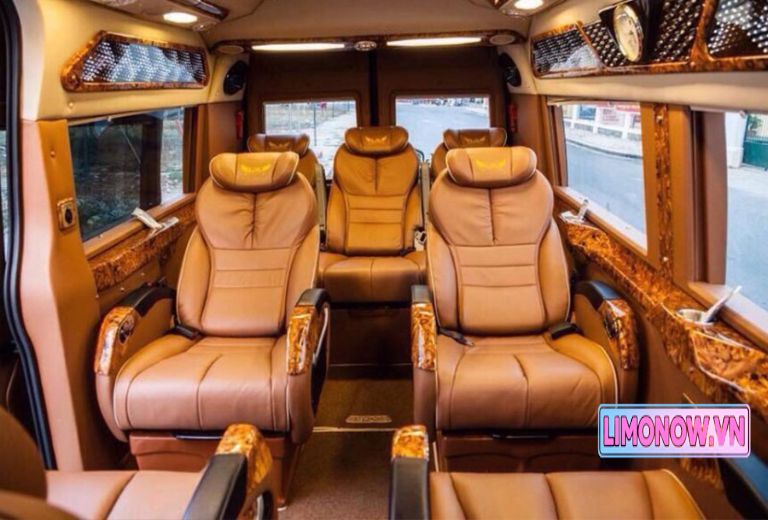 Nội thất sang trọng của xe limousine Hùng Cường với ghế da cao cấp và đèn trần hiện đại, có hành khách đang ngồi.