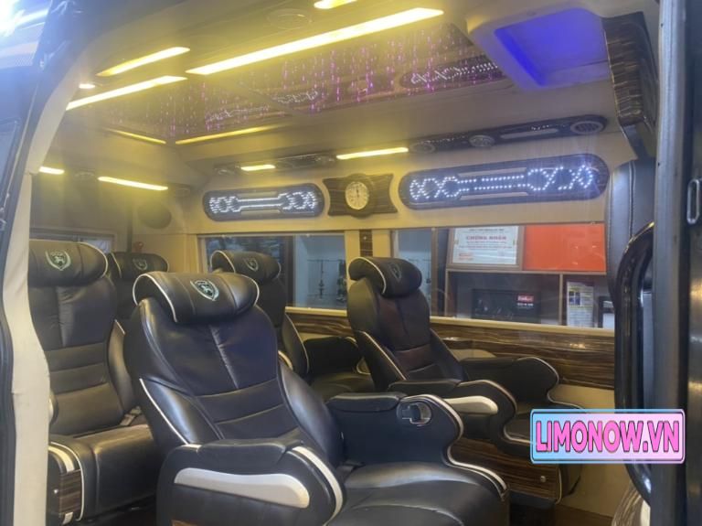 Nội thất sang trọng của xe limousine Sao với ghế da cao cấp và đèn trần
