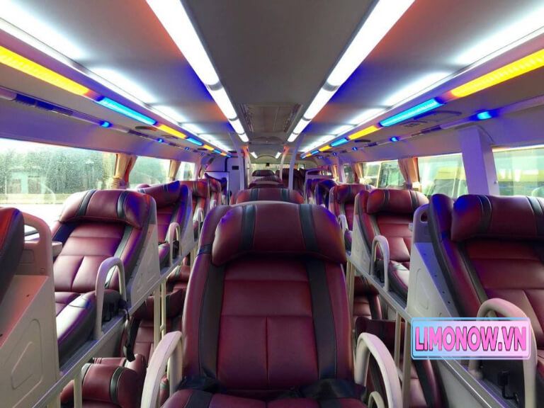 Xe limousine cao cấp màu đen với cửa mở, nội thất sang trọng, tại bến xe An Sương