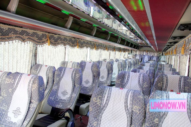 Xe khách limousine giường nằm màu đen sang trọng, nội thất tiện nghi cho chuyến đi Đà Nẵng Sài Gòn.
