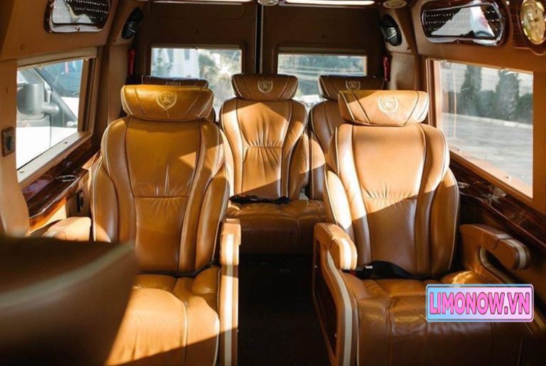 Nội thất xe limousine với ghế ngồi tiện nghi