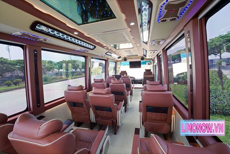 Đội xe limousine màu cam đen hiện đại, sẵn sàng phục vụ tuyến Sài Gòn - Bảo Lộc.