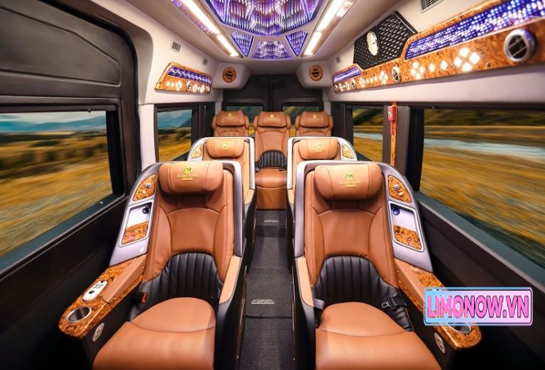 Nội thất xe limousine sang trọng ghế da nâu và đèn trang trí tuyến Ninh Bình Thanh Hóa