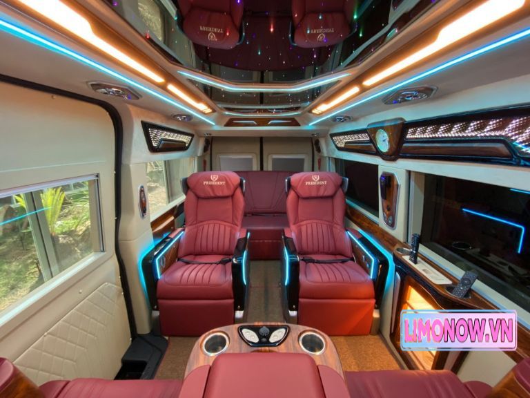Nội thất xe limousine sang trọng với ghế ngồi bọc da nâu cao cấp, đèn LED trang trí, tiện nghi cho chuyến đi Huế Hà Nội.
