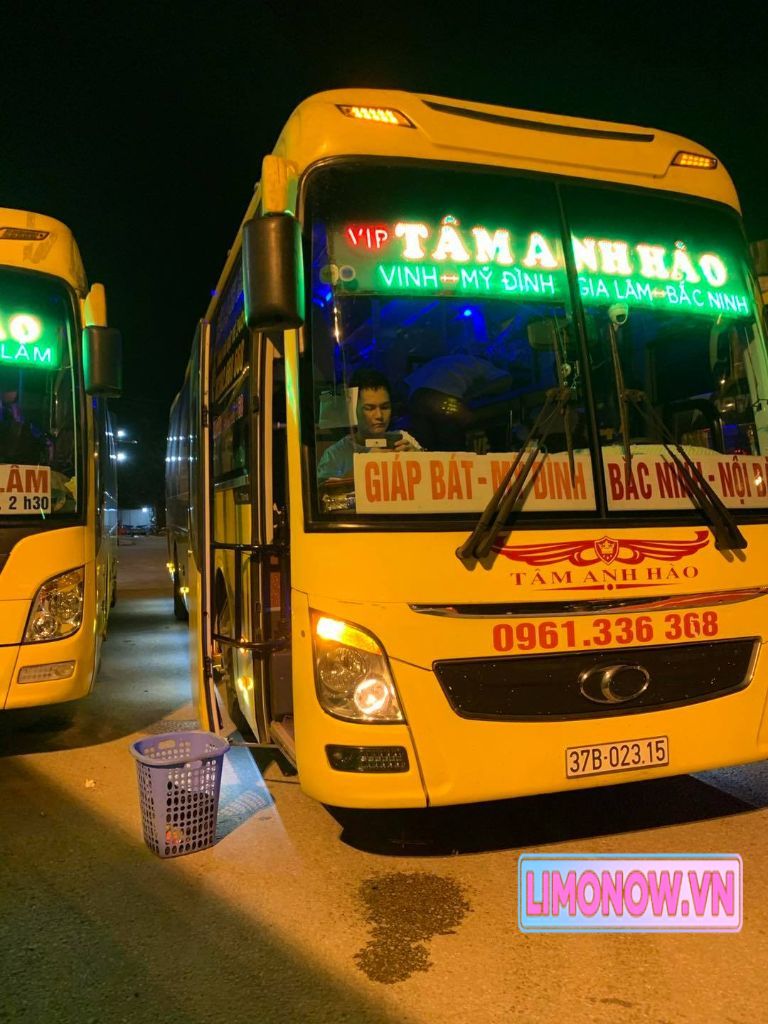 Xe khách Tâm Anh Hào màu vàng, biển số 37B-023.15, đèn neon sáng rực vào ban đêm.