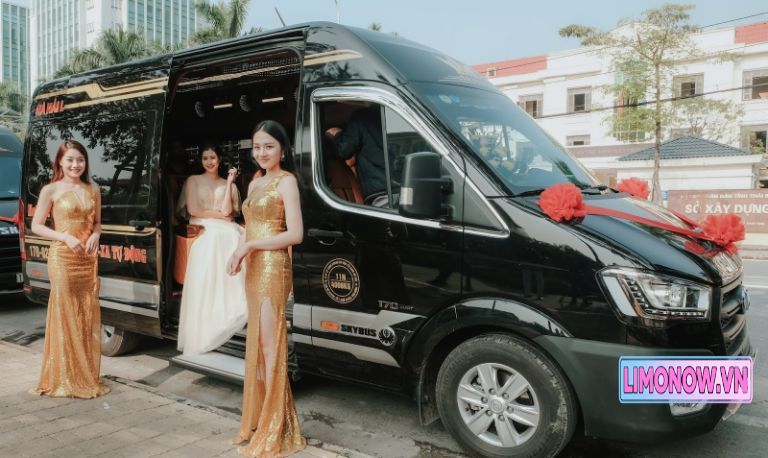Nội thất xe limousine sang trọng với ghế da cao cấp, trang trí gỗ và ánh sáng ấm áp, phục vụ tuyến Tuyên Quang Hà Nội
