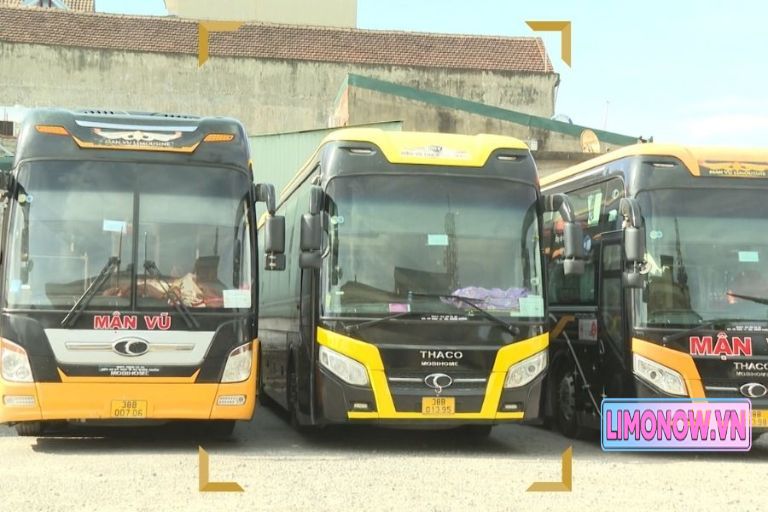 Nội thất xe limousine sang trọng với ghế da màu nâu, ốp gỗ bóng và chi tiết trang trí hiện đại