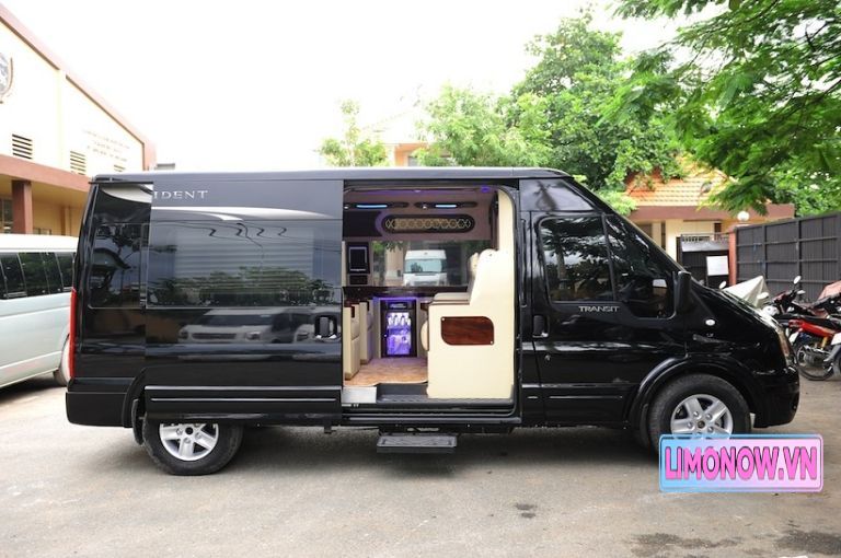 Nội thất xe limousine DCar sang trọng với ghế da nâu và chăn xanh, chuẩn bị cho hành trình Mỹ Đình Sài Gòn.