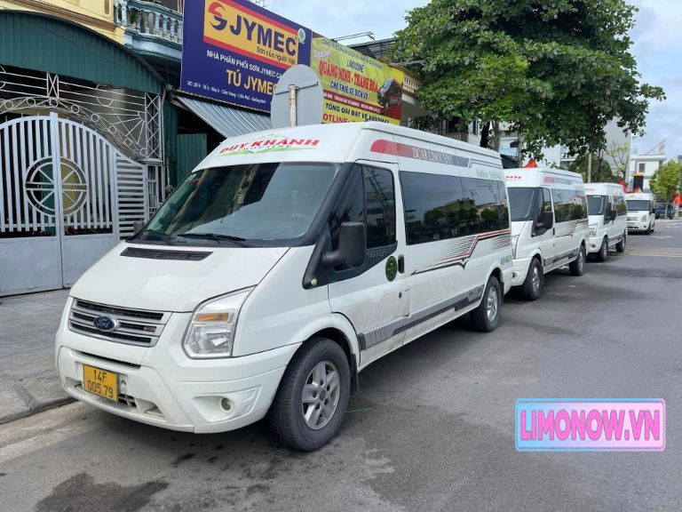 Xe limousine Ford Transit đen sang trọng, nội thất tiện nghi, phục vụ tuyến Đà Nẵng Quảng Bình