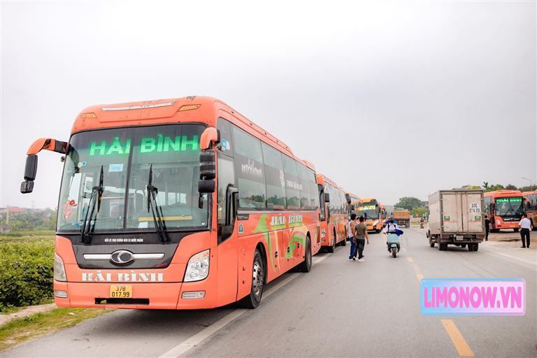 Xe limousine Ford Transit màu đen trên đường phố Việt Nam, phục vụ tuyến Điện Biên Hà Nội.