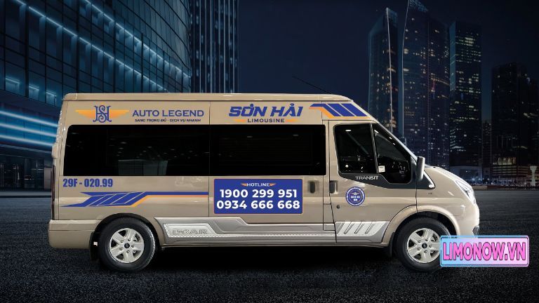 Xe limousine Ford Transit Sơn Hải Auto Legend màu be đậu trên đường phố ban đêm, hiển thị thông tin liên hệ và logo thương hiệu.