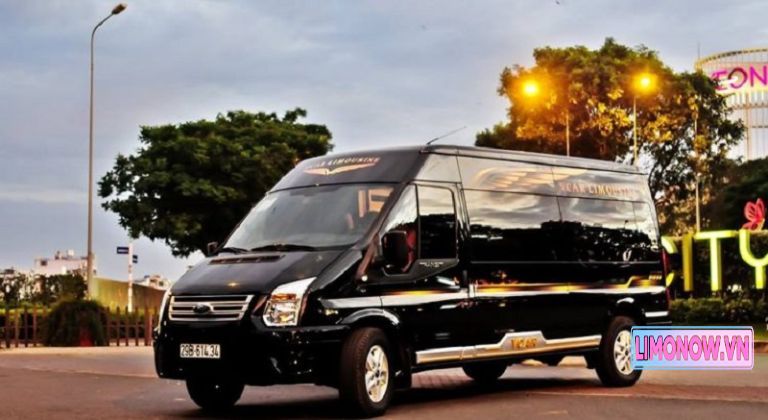 Nội thất xe limousine Phúc Lâm cao cấp với ghế da màu kem, ốp gỗ và đèn trần trang trí