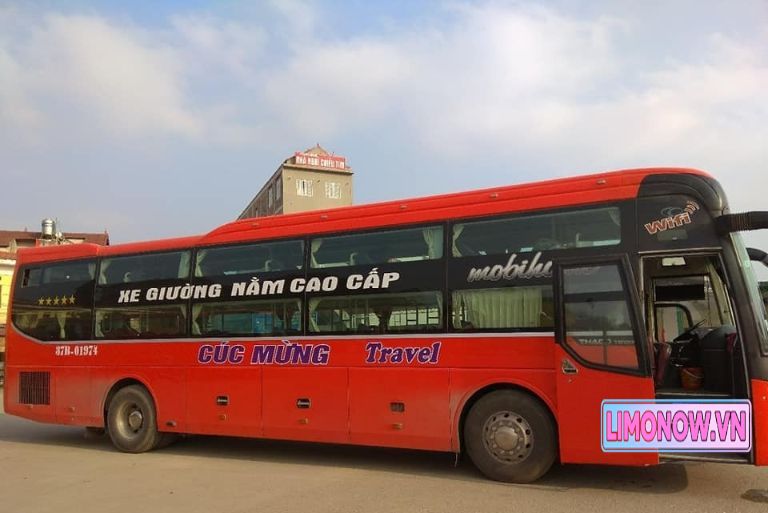 Xe khách màu xanh hiện đại phục vụ tuyến Hải Phòng Hà Nội