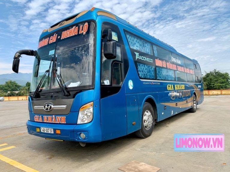 Xe limousine đen chất lượng cao đỗ trước tòa nhà hiện đại, sẵn sàng phục vụ tuyến Quảng Ninh Vĩnh Phúc Tam Đảo.