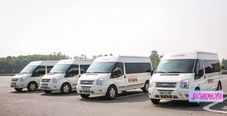 Xe limousine màu đen với cửa trượt mở, lộ nội thất sang trọng và ghế VIP bọc da màu be