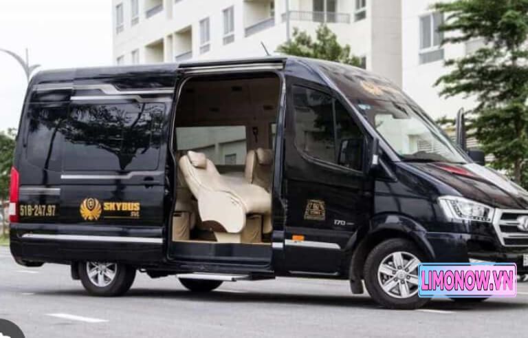 Xe limousine Skybus màu đen đậu trên đường, cửa mở lộ nội thất ghế da cao cấp