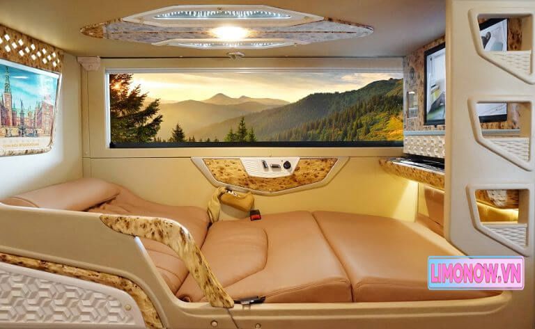 Nội thất sang trọng của xe limousine giường nằm với view núi rừng