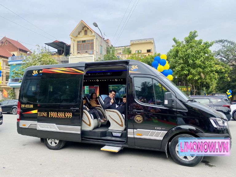 Xe khách Ford Transit đen limousine sang trọng trên đường phố, với họa tiết trang trí, dưới ánh nắng chiều