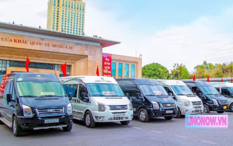 Dòng xe khách giường nằm Cường Long màu đỏ và đen đậu ven đường, chuẩn bị hoặc đang dừng nghỉ trên tuyến Nghệ An – Đà Nẵng