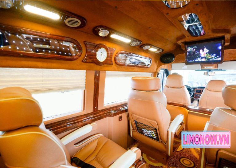 Nội thất xe limousine Hà Hải sang trọng với ghế da, ốp gỗ, tivi và ánh sáng hiện đại, phục vụ tuyến Hà Nội Thái Bình.