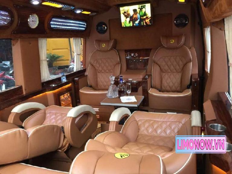 Nội thất xe limousine sang trọng với ghế da nâu và tiện nghi giải trí