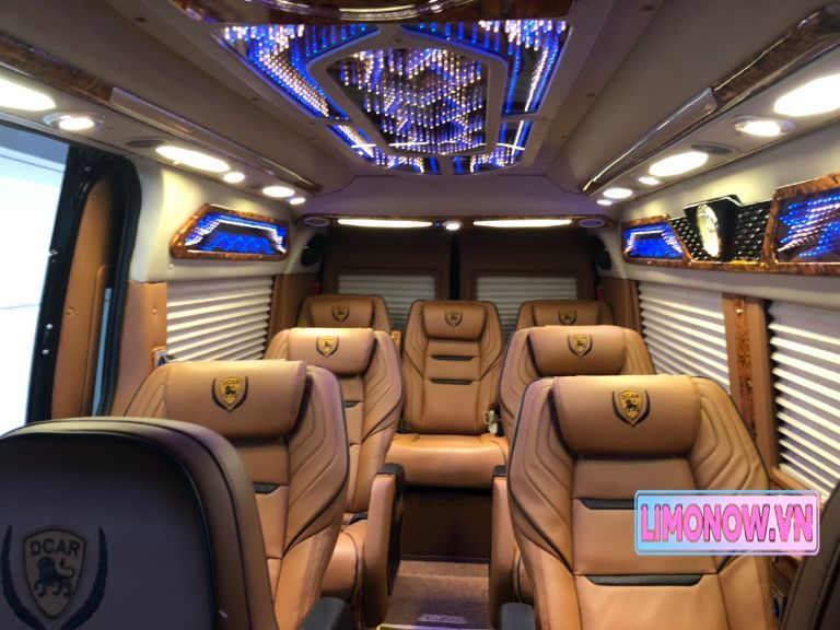 Nội thất limousine Hoàng Phú cao cấp, ghế da sang trọng, đèn trần hiện đại trên tuyến Hà Nội – Quảng Ninh